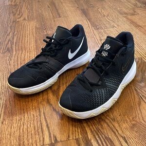 Nike Kyrie Flytrap 11 GS Basketball Sneaker/Shoes. Size 7Y. Excellent Condition.